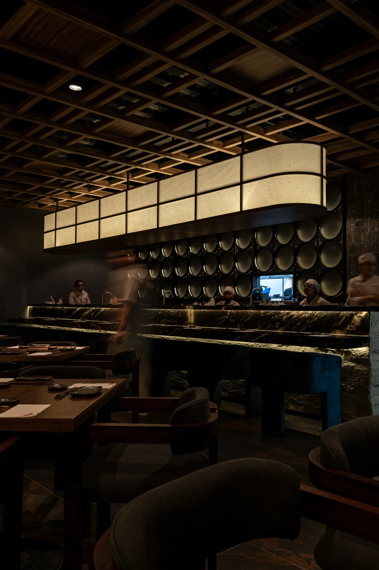 Interior íntimo del restaurante SUKOI con iluminación cálida
